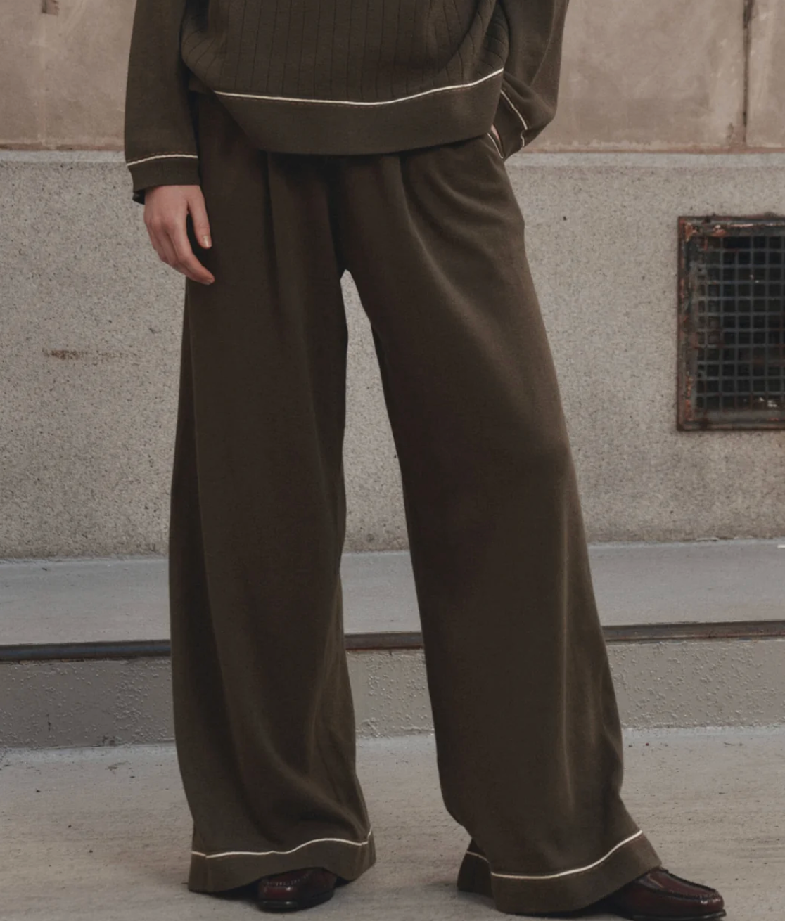 The Great. The Menswear Tipping Trouser Pant in Olive