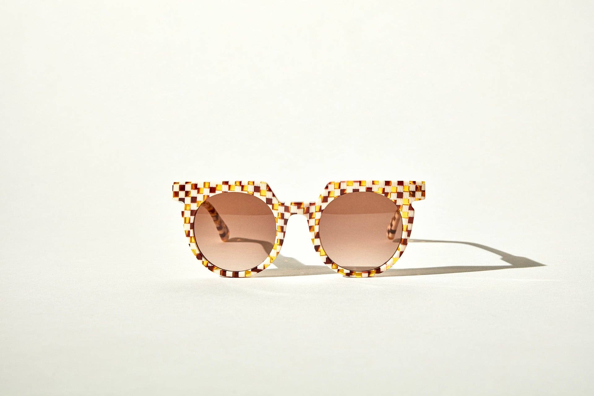 Wolfspout - Aster - Toasted Moxie Round Checkered Sunglasses