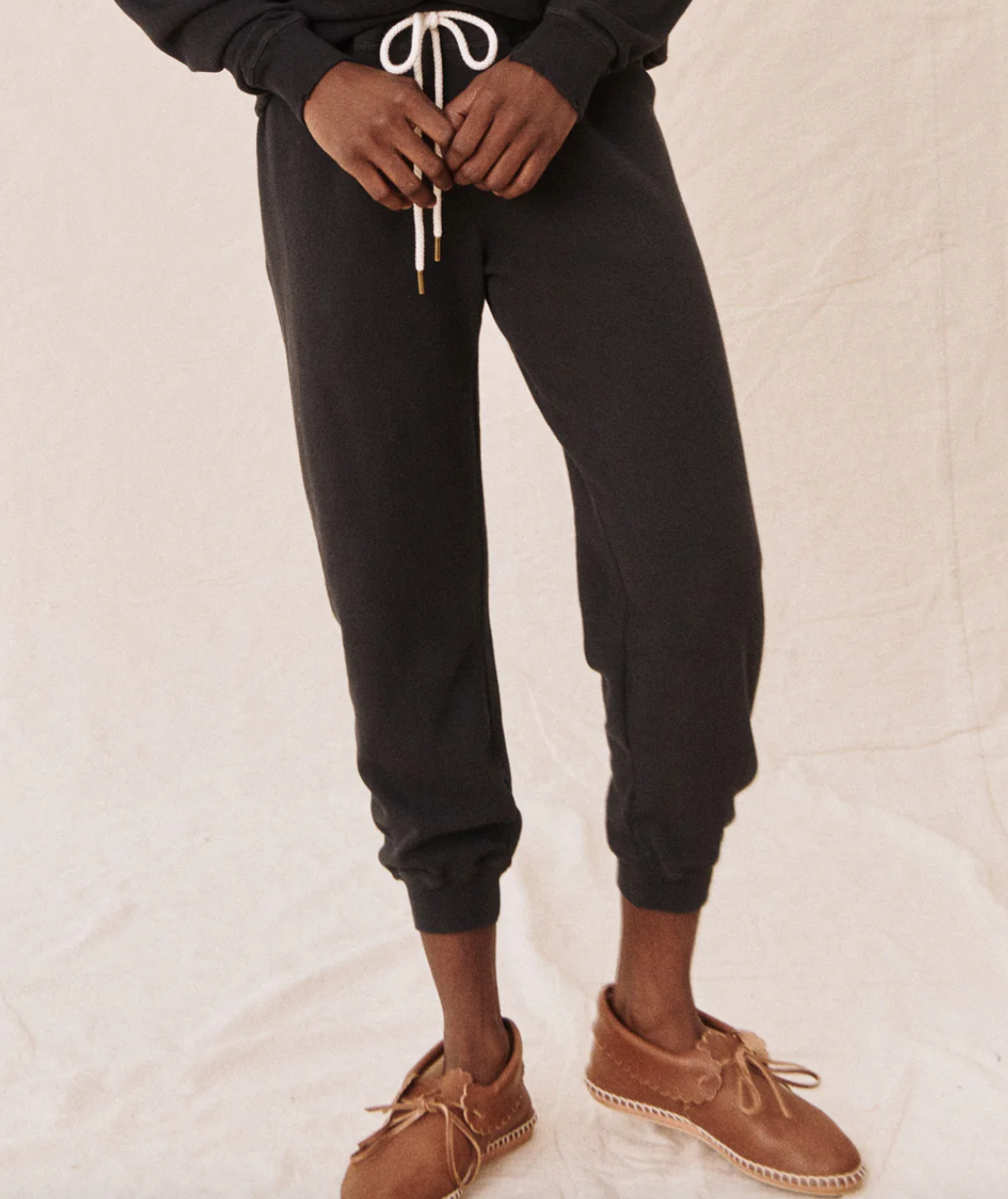 The Great.- The Cropped Sweat Pant- Almost Black