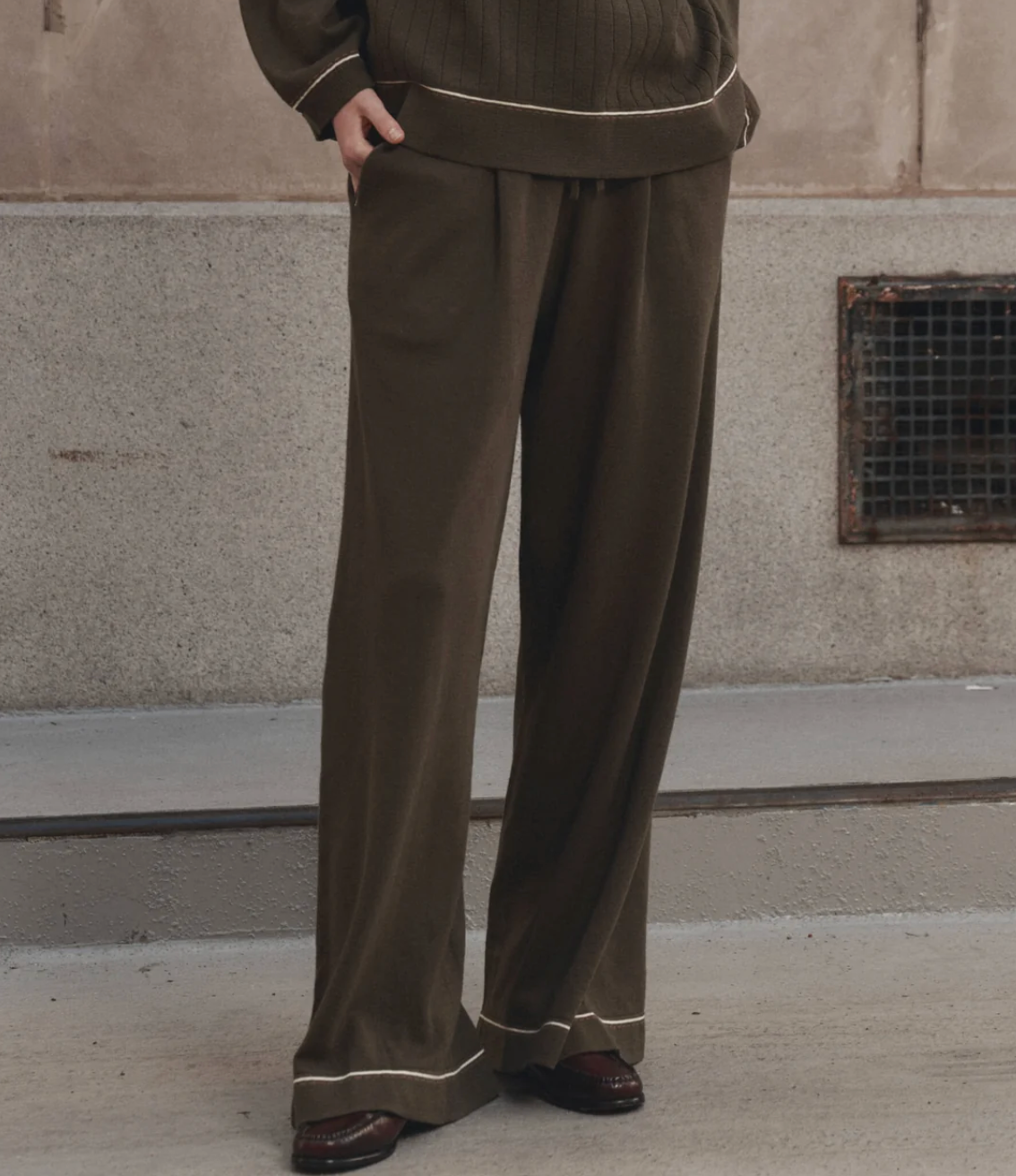 The Great. The Menswear Tipping Trouser Pant in Olive