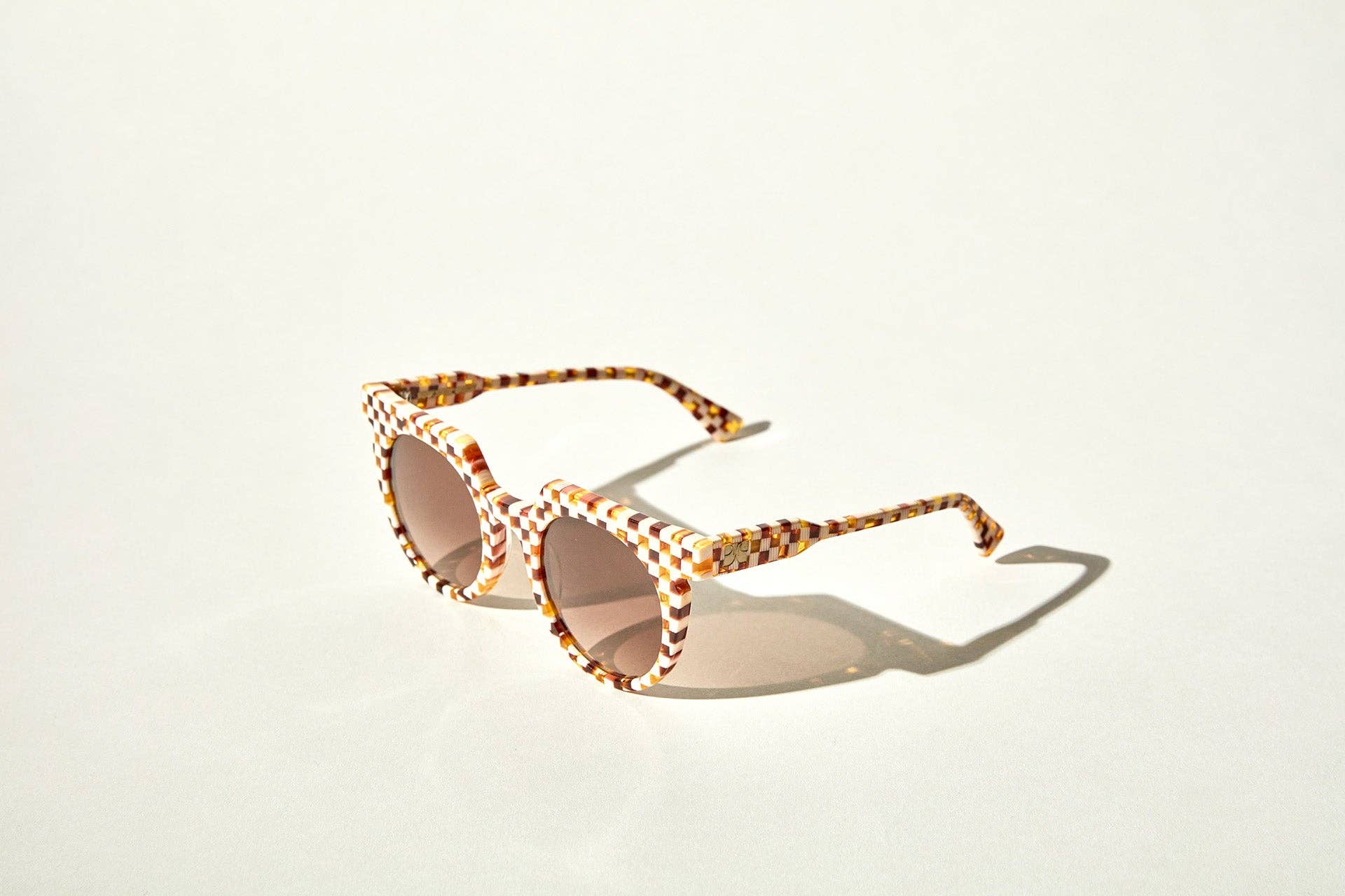 Wolfspout - Aster - Toasted Moxie Round Checkered Sunglasses